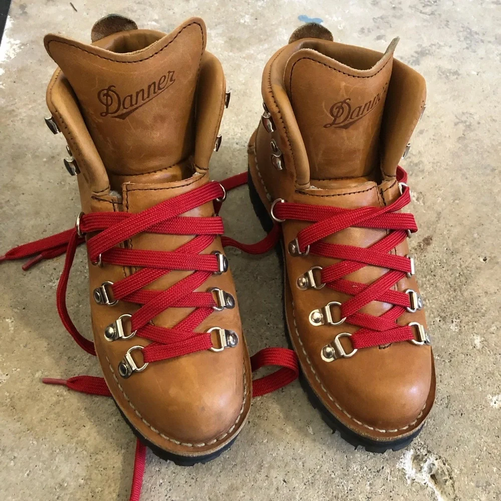 Danner Women’s Mountain Cascade Tan Leather Hiking Boots with Red Laces Size 5.5